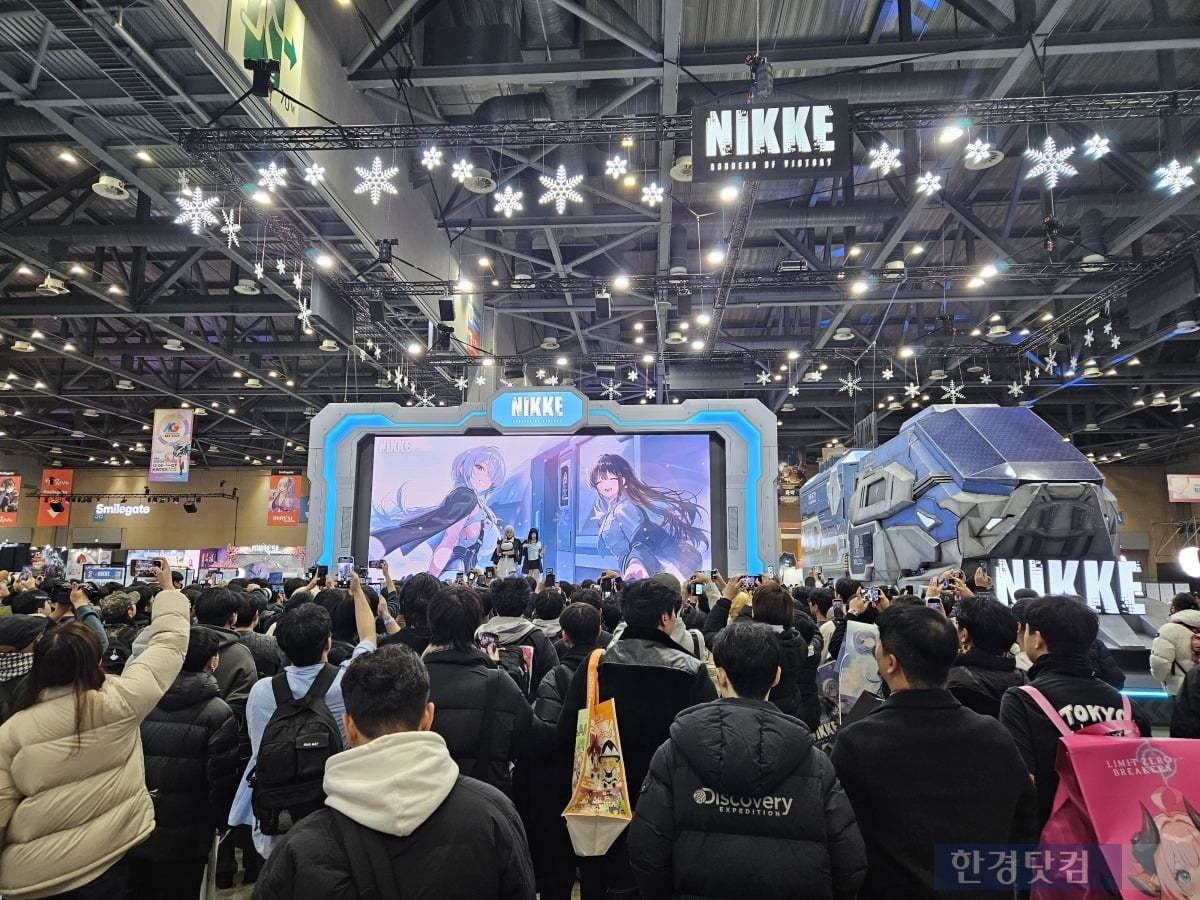 "작년 이어 올해도 왔어요"…2030 男女, 폭설에도 새벽 '오픈런' [현장+]