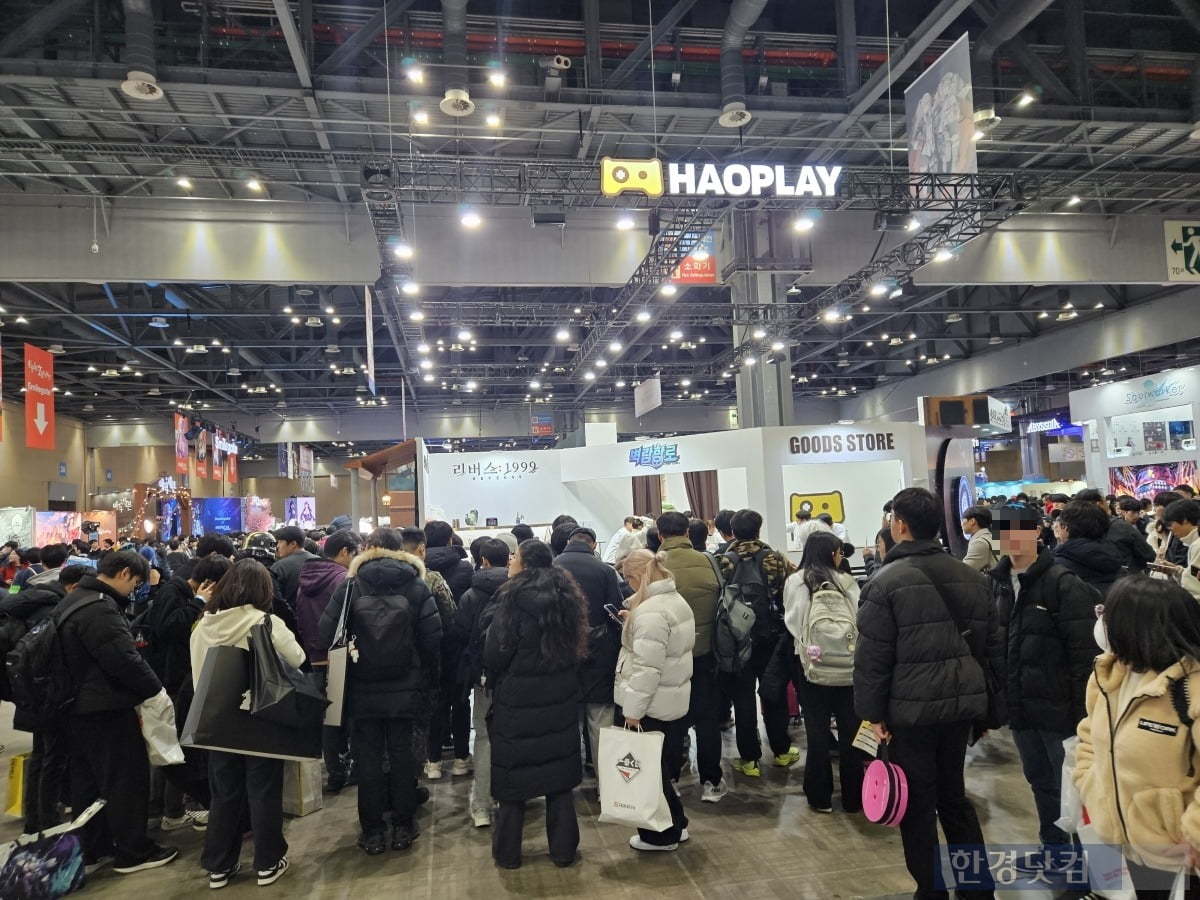 소녀전선2: 망명을 포함한 서브컬처 게임을 선보인 중국 게임사 하오플레이 부스에 관람객들이 오전부터 몰려들고 있다. 사진=박수빈 기자