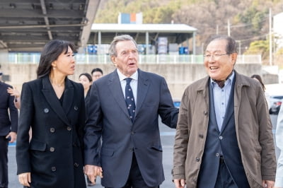 슈뢰더 전 독일 총리 부부, UAE 관계자들과 콜마그룹 방문