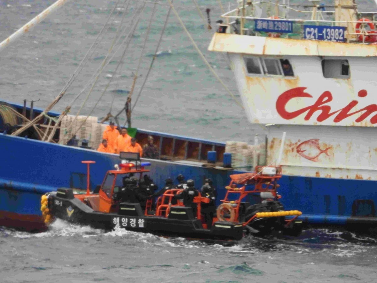 12월 5일 오후 배타적경제수역에서 조업중인 중국어선의 검문검색을 위해 해경이 등선하는 모습. 해양경찰청
