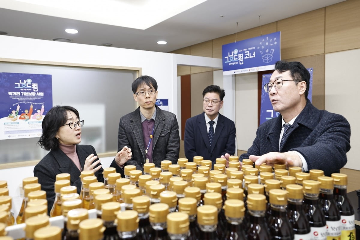 정명근 시장이 '그냥드림' 운영실태를 점검하고 있다. 화성특례시 제공. 