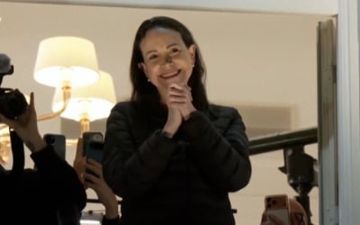 노벨평화상으로 민주화 상징된 마차도…'美 F-18 엄호'로 오슬로 도착 [HK영상]