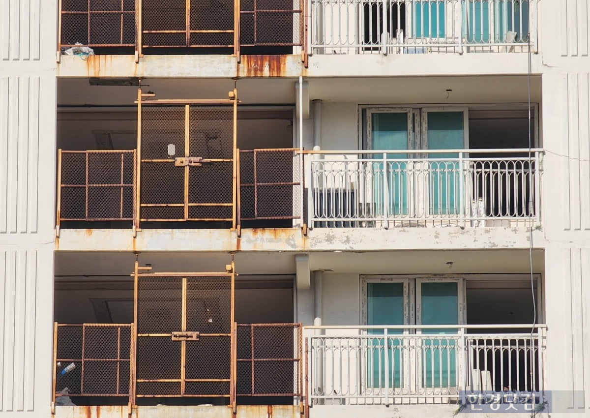 인천 계양구 다소미아파트에 철골 구조물이 녹슨 채 방치되어 있다. 사진=오세성 한경닷컴 기자