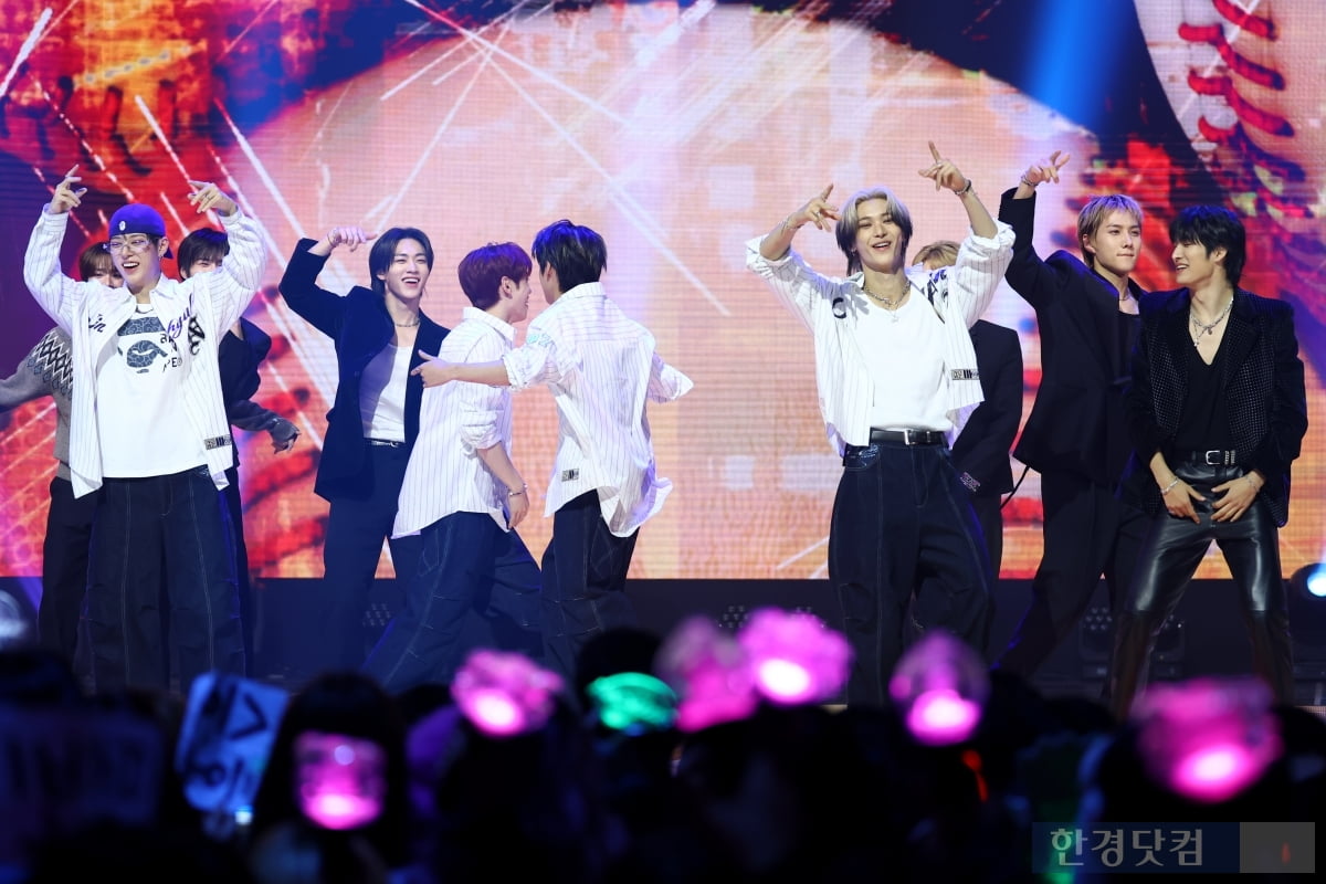 [포토+] 나우즈, '갑자기 무대에 올라온 82메이저와 즐겁게~'