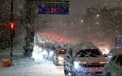 첫눈 내린 서울 도심 '퇴근 대란'…곳곳 교통통제