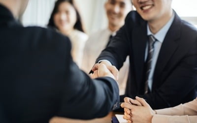 100대 그룹 오너가 승진 속도 더 빨라졌다…평균 46세에 회장