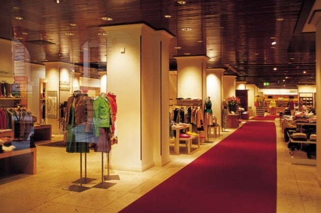 “이 옷으론 출입 안 돼“…백화점 보안요원에 막힌 복장 뭐길래