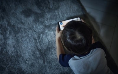 12세 전에 스마트폰 사용하면…"우울증·비만·수면 장애 가능성↑"