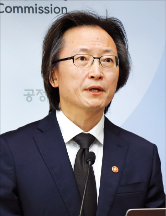 주병기 공정거래위원장이 지난 21일 정부세종청사에서 열린 기자 간담회에서 금산분리 제도와 관련한 정책 방향을 설명하고 있다.  연합뉴스