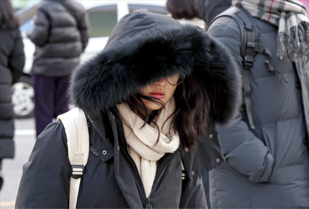 전국적으로 추운 날씨가 이어진 2일 오전 서울 광화문 네거리에서 두꺼운 옷차림을 한 시민들이 출근길에 나서고 있다. ﻿/문경덕 기자