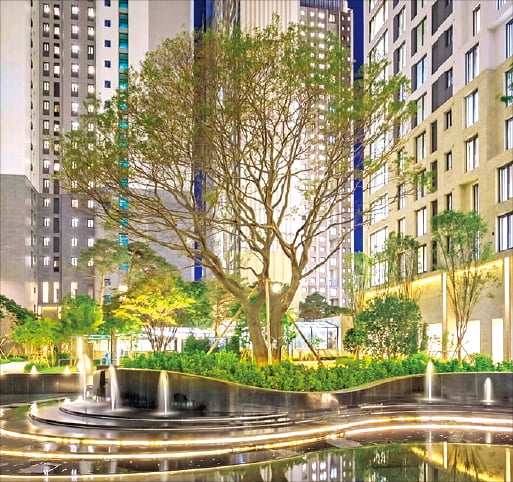 단풍나무 사이로 분수가 솟구치는 서울 잠원동 ‘메이플자이’.  GS건설 제공
