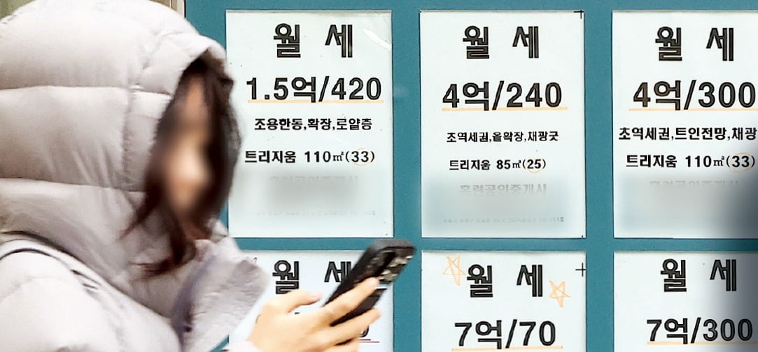 서울 아파트 전셋값이 올해 들어 44주 연속 상승하는 등 임대차 시장 불안이 커지고 있다. 송파구 잠실 인근 중개업소에 월세 물건 안내문이 붙어 있다. /뉴스1