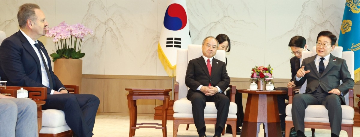 이재명 대통령이 5일 용산 대통령실에서 손정의 일본 소프트뱅크그룹 회장(가운데)과의 접견에서 발언하고 있다. 접견에는 반도체 설계 업체 Arm의 르네 하스 최고경영자(왼쪽)도 참석했다. /김범준 기자
