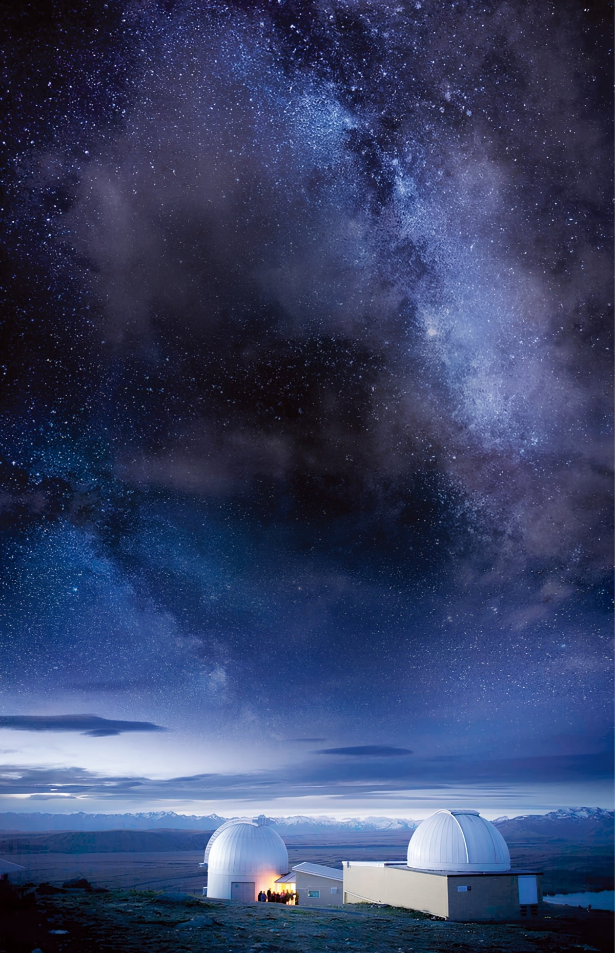 뉴질랜드 남섬 테카포 마을 언덕 위에 자리 잡은 마운트 존 천문대. 뒤로 은하수 띠가 밤하늘에 펼쳐져 있다. /뉴질랜드관광청 제공
