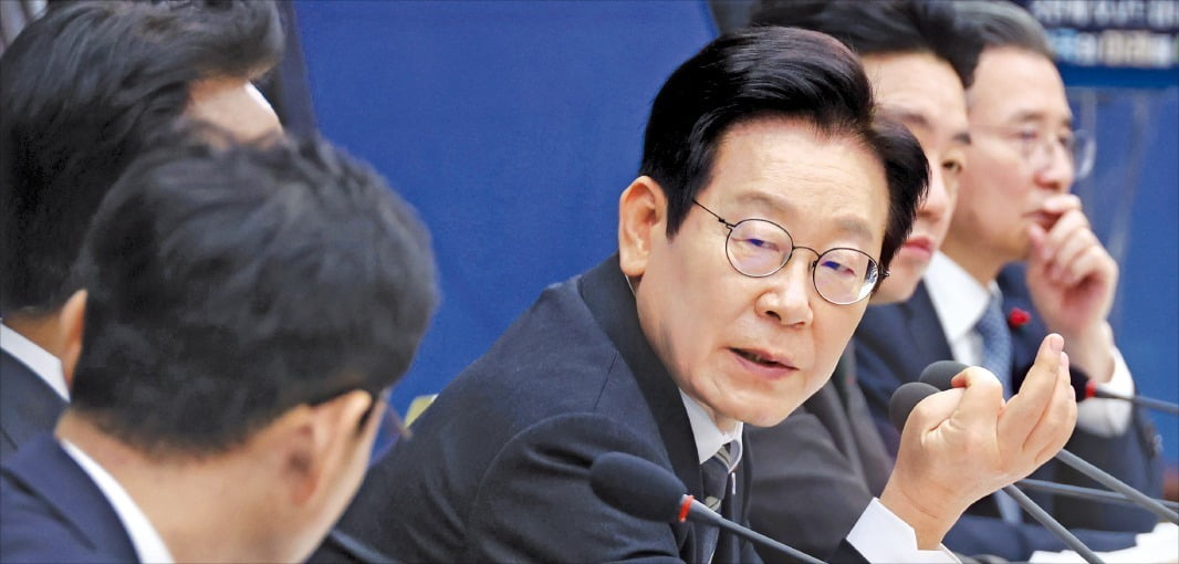 < 발언하는 李대통령 > 이재명 대통령이 12일 정부세종컨벤션센터에서 열린 과학기술정보통신부·개인정보보호위원회·방송미디어통신위원회 업무보고에서 발언하고 있다. 이 대통령은 연이은 개인정보 유출 사고와 관련해 “규정을 위반해 국민에게 피해를 주면 ﻿‘회사가 망한다’는 생각이 들도록 해야 한다”고 말했다.  연합뉴스