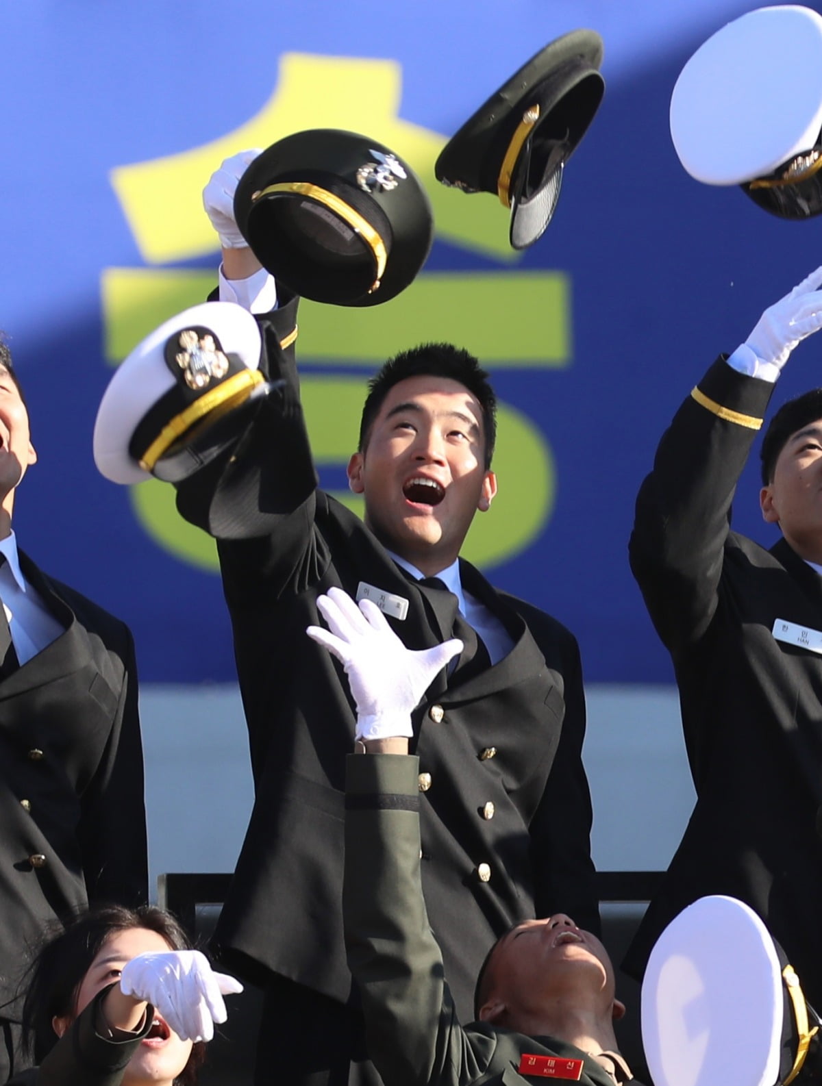 이재용 삼성전자 회장의 장남 이지호 소위가 10월 28일 제139기 해군·해병대 사관후보생 임관식에서 정모를 던지고 있다. 사진=연합뉴스