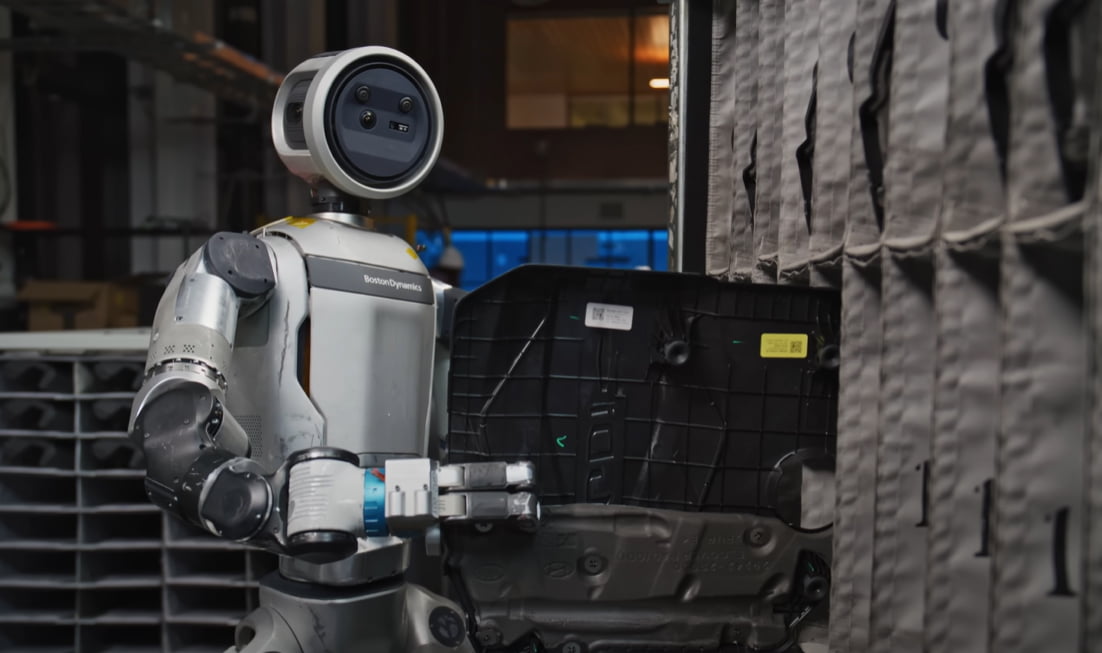 현대차그룹 로봇 전문 계열사 보스턴 다이내믹스가 생산 현장 투입을 앞둔 휴머노이드 로봇 '올 뉴 아틀라스'의 AI 학습 과정 영상을 공개했다. 아틀라스가 올해 생산 현장 투입을 앞두고 AI 기반 학습 역량을 강화하고 있다. 사진=Boston Dynamics 유튜브 캡처