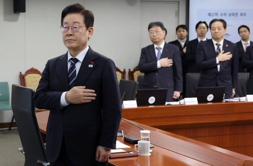 이재명 대통령이 4일 서울 용산 대통령실 청사에서 열린 수석보좌관회의에서 국민의례를 하고 있다.(대통령실사진기자단)