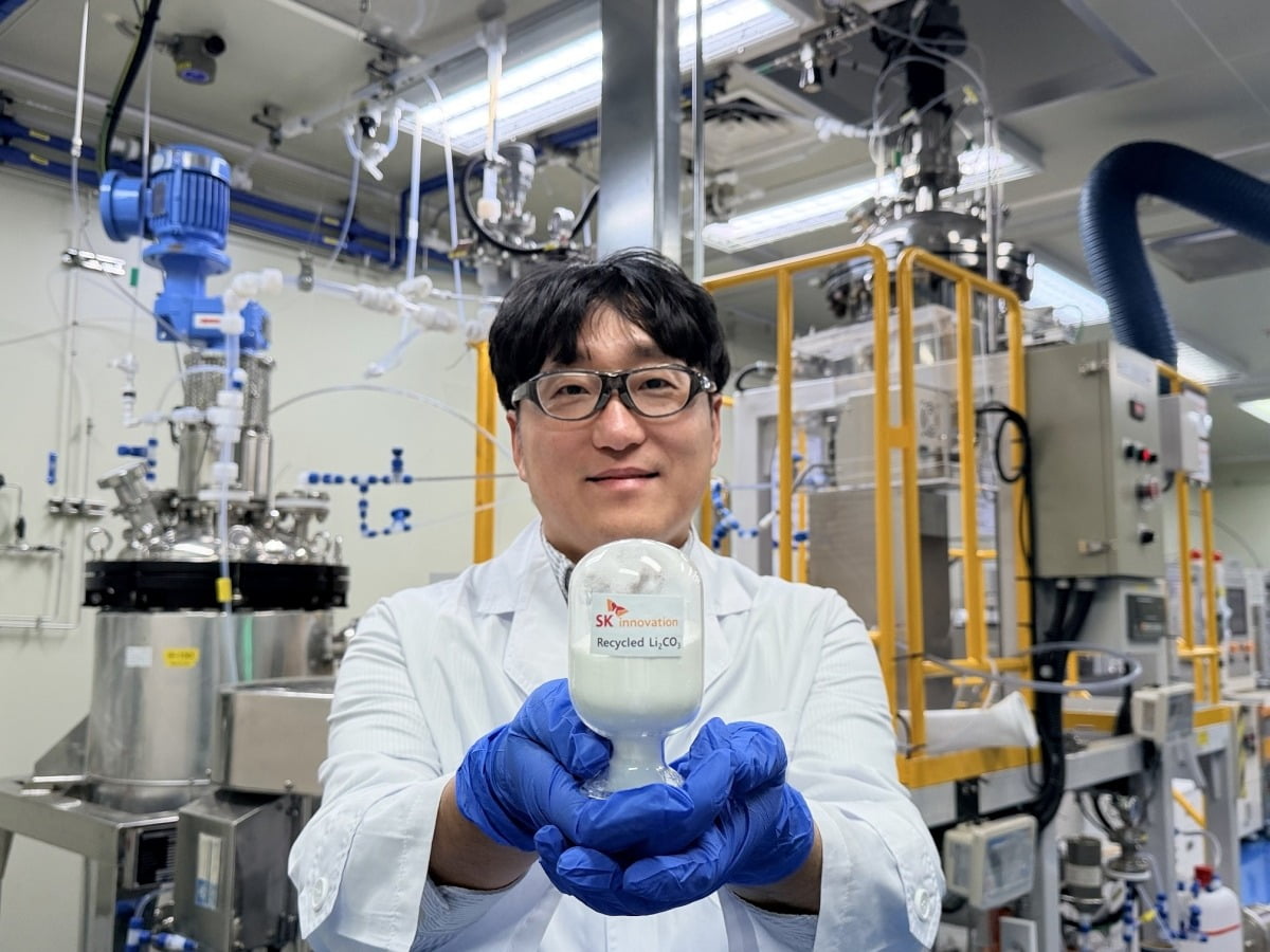 SK이노베이션 환경과학기술원 연구원이 LFP 배터리 재활용 기술을 통해 회수한 탄산리튬(Li₂CO₃)을 소개하고 있다. 사진=SK이노베이션