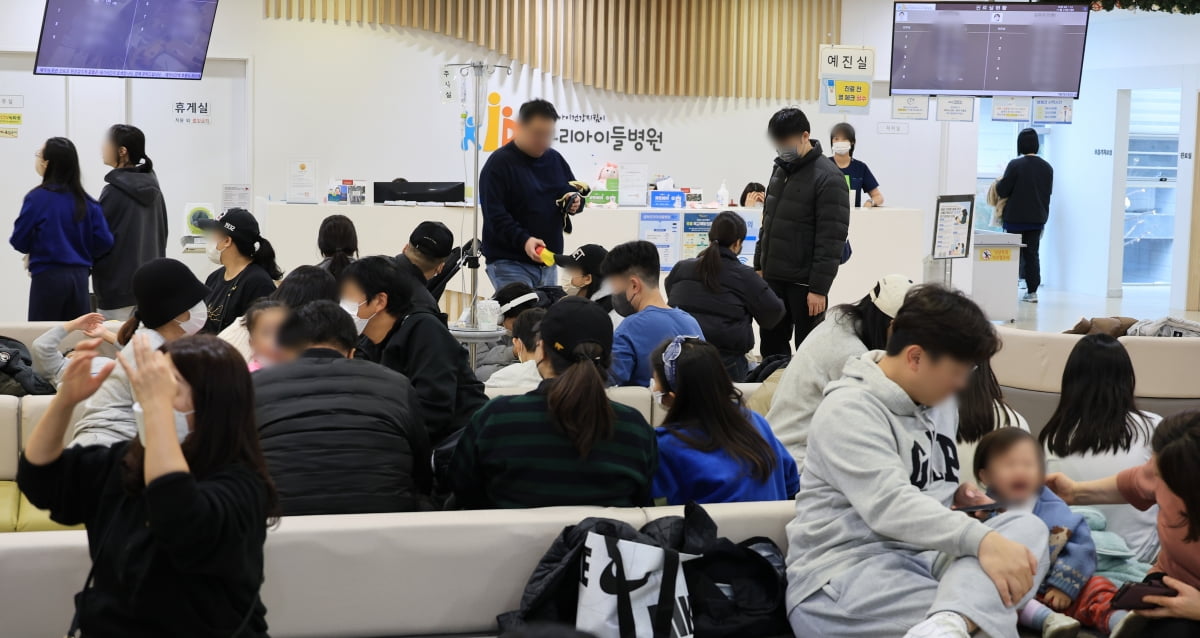 서울 성북구 우리아이들병원 진료 대기실이 환자와 보호자로 붐비고 있다. 사진=연합뉴스