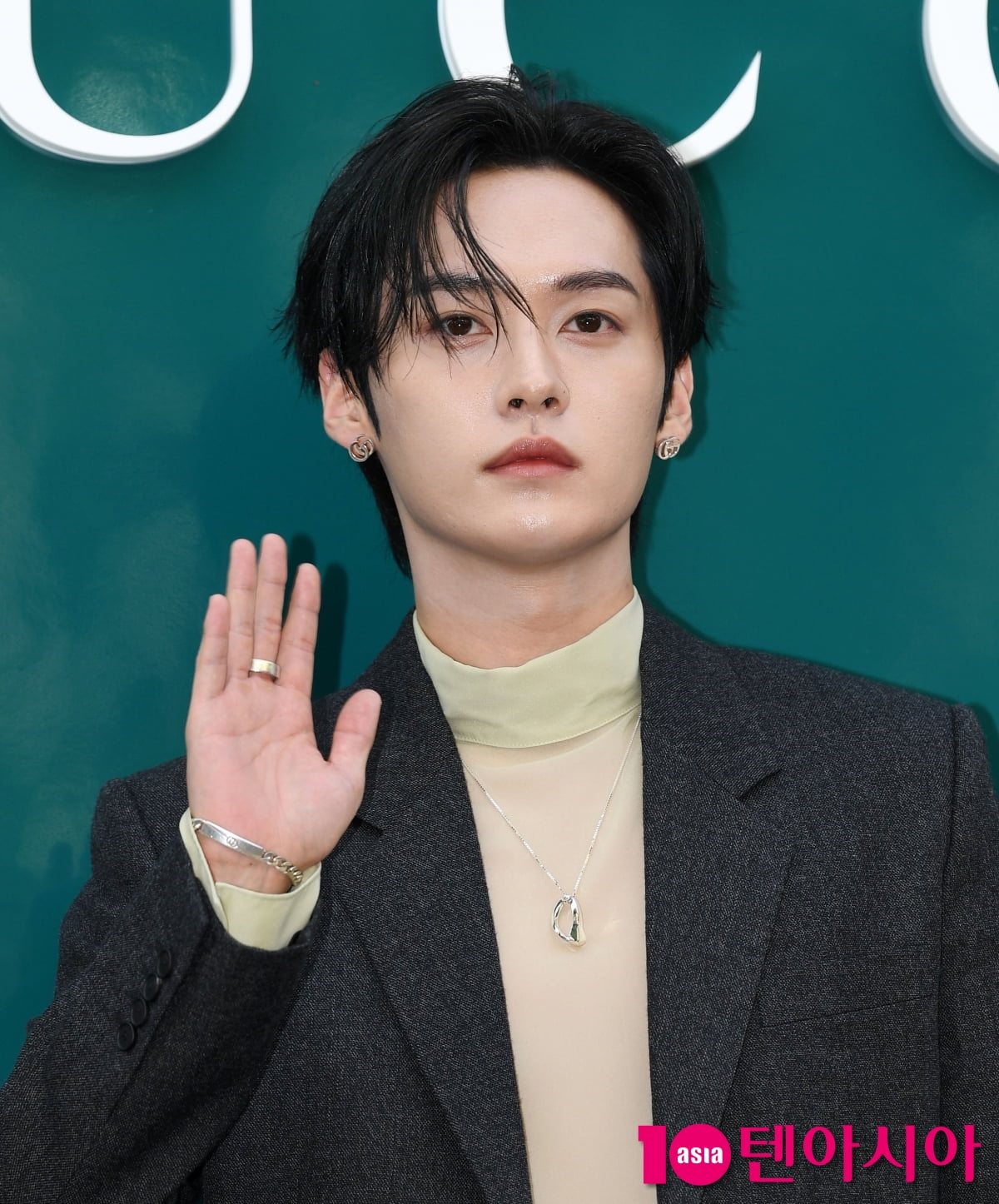 Stray Kids' Lee Know Suffers Ankle Injury During '2025 MAMA Awards' Performance