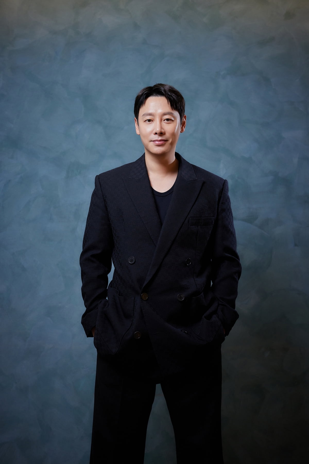 Kim Dong-wook Praises Co-Stars Ha Jung-woo, Gong Hyo-jin, and Lee Ha-nee in 'The Neighbors Upstairs'