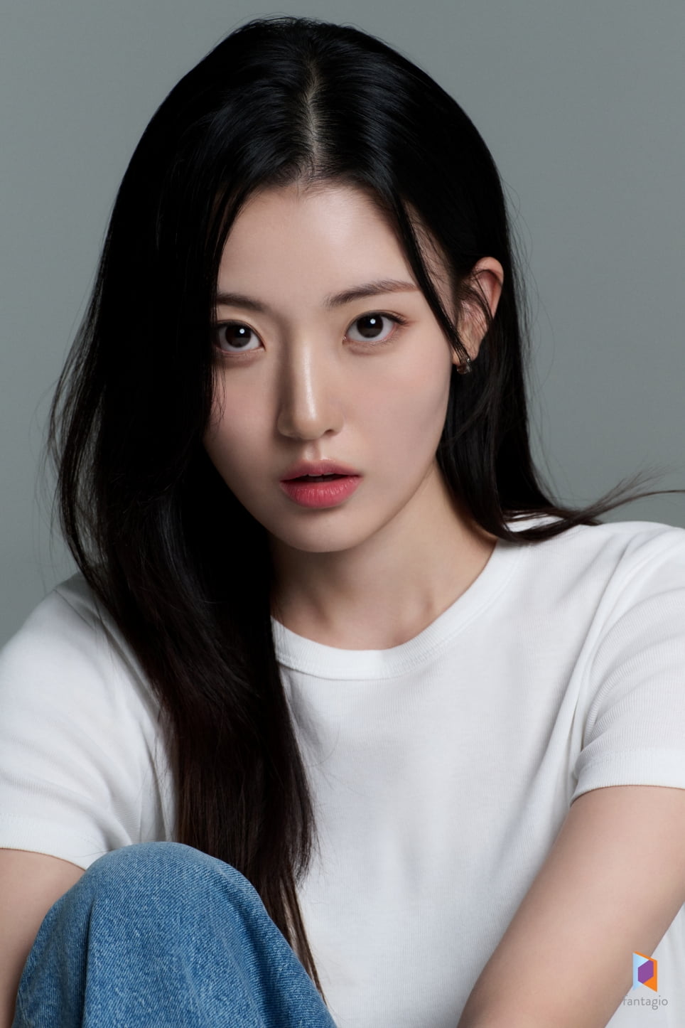 Jung Da-bin Signs Exclusive Contract with Fantagio, Unveils New Profile