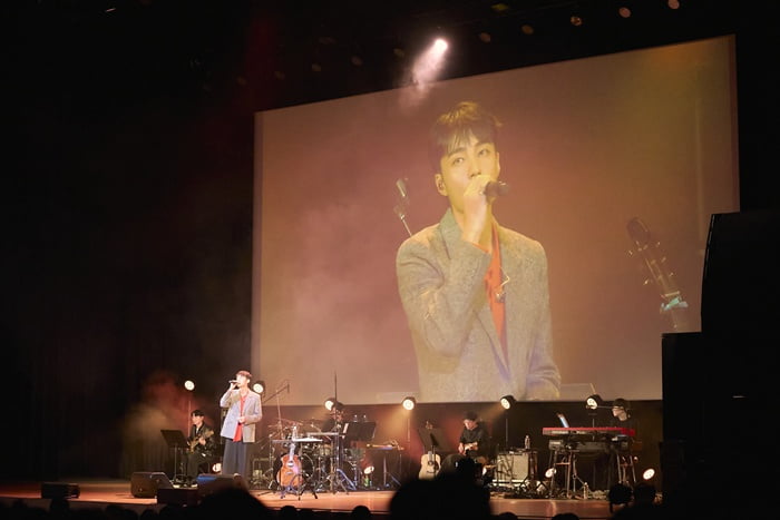 Roy Kim Captivates Japanese Fans with Heartfelt Winter Concert