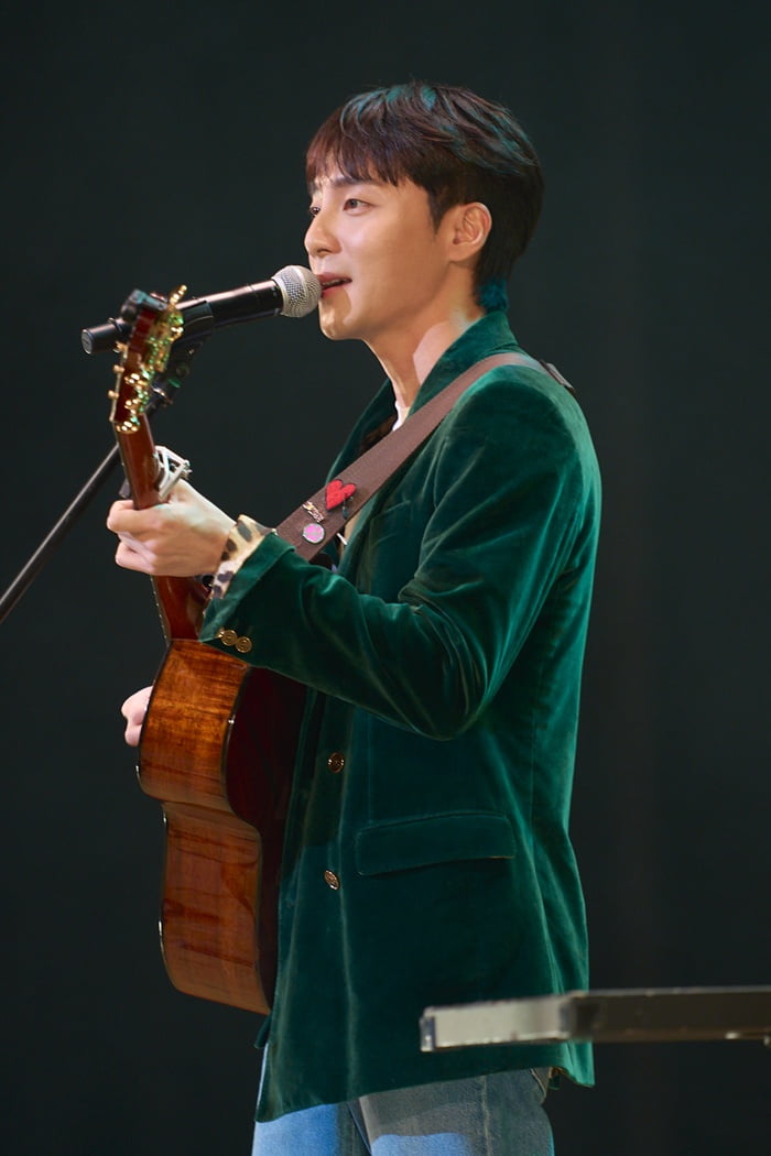 Roy Kim Captivates Japanese Fans with Heartfelt Winter Concert