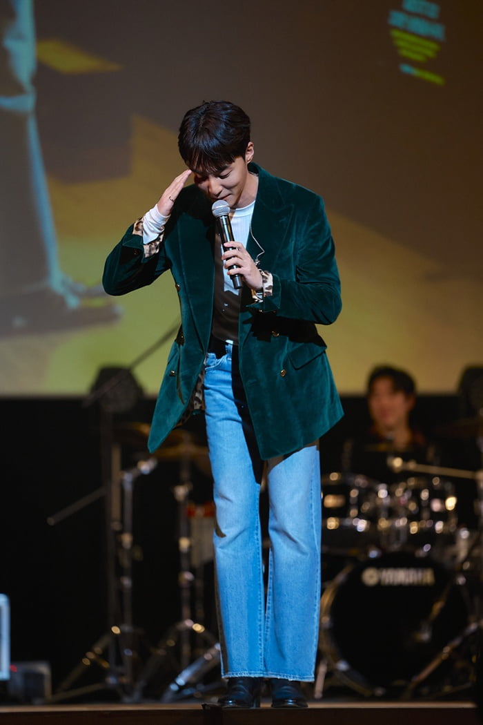 Roy Kim Captivates Japanese Fans with Heartfelt Winter Concert