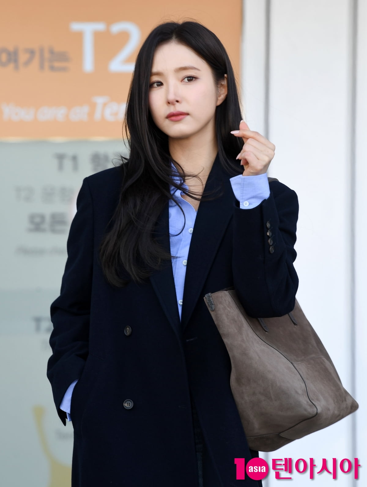 Actress Shin Sae-kyeong Departs for Rome from Incheon International Airport