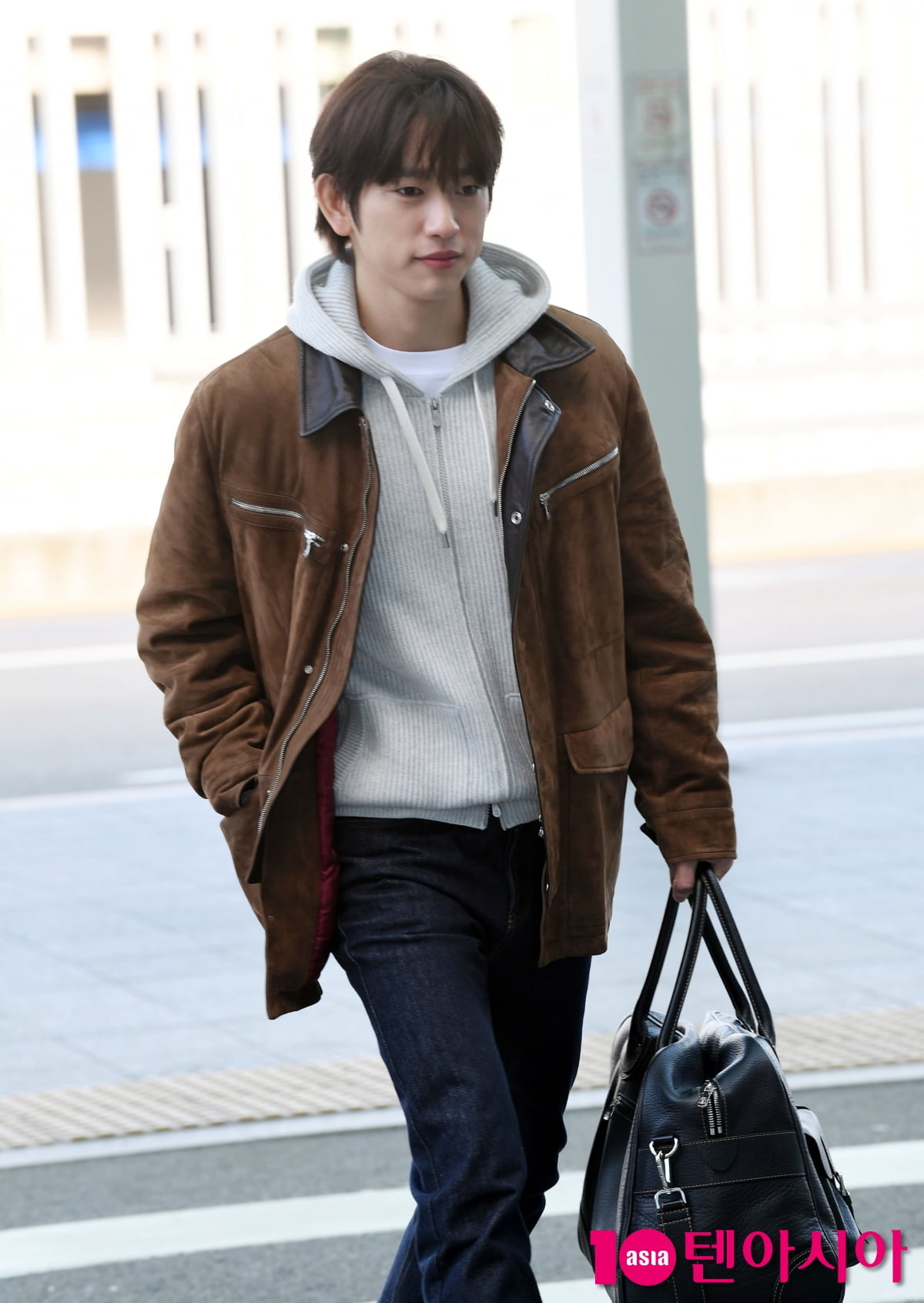 Actor Park Jin-young Departs for Rome from Incheon International Airport