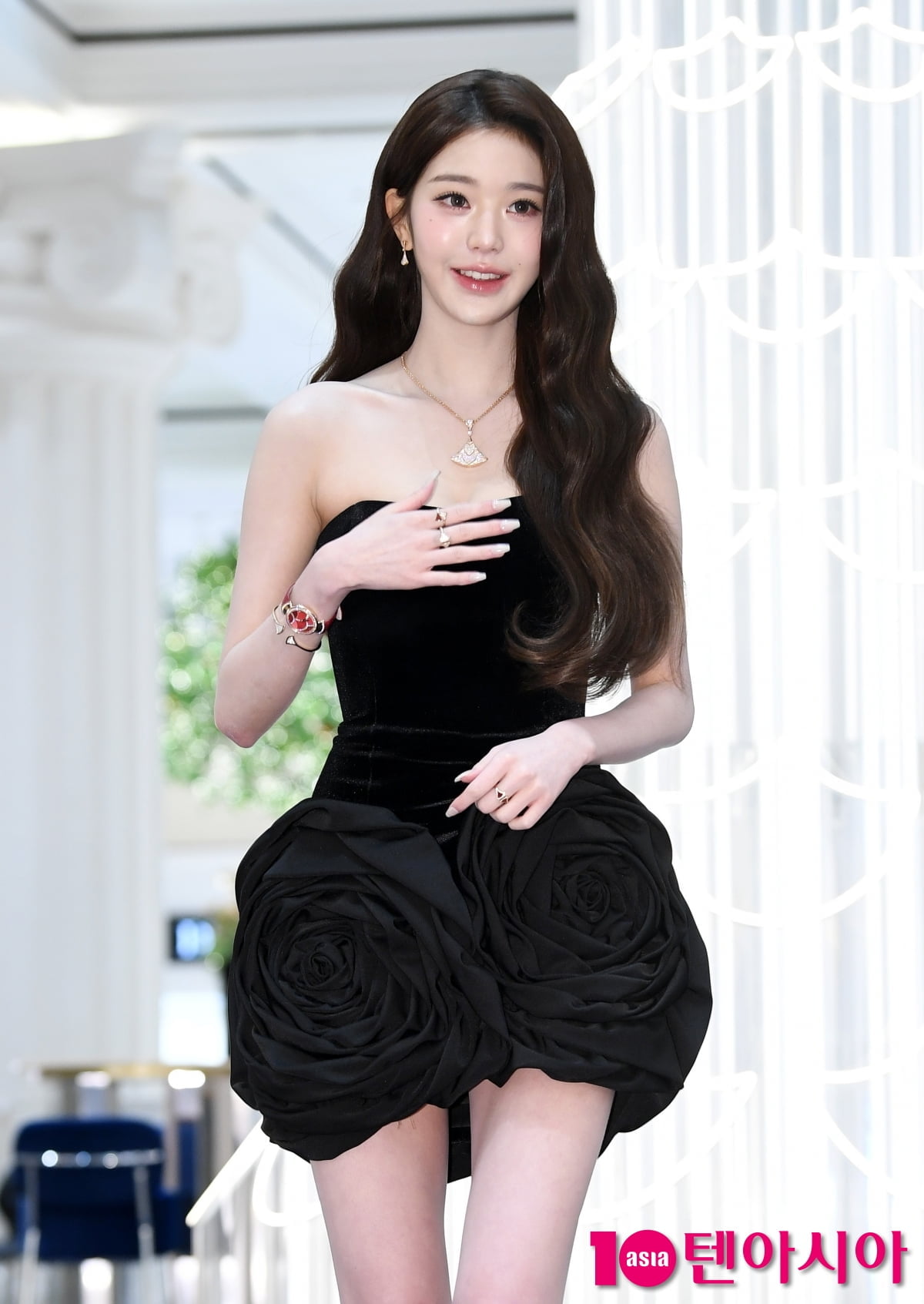 IVE's Jang Wonyoung Shines at Jewelry Brand Pop-Up Event in Seoul