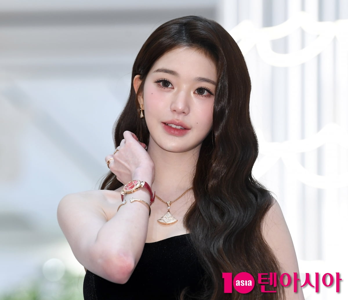 IVE's Jang Wonyoung Shines at Jewelry Brand Pop-Up Event in Seoul