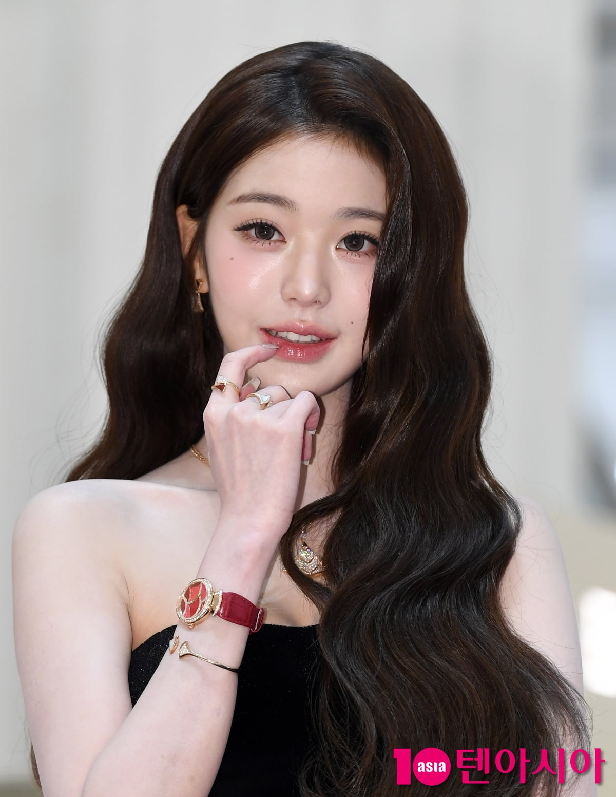 IVE's Jang Wonyoung Shines at Jewelry Brand Pop-Up Event in Seoul