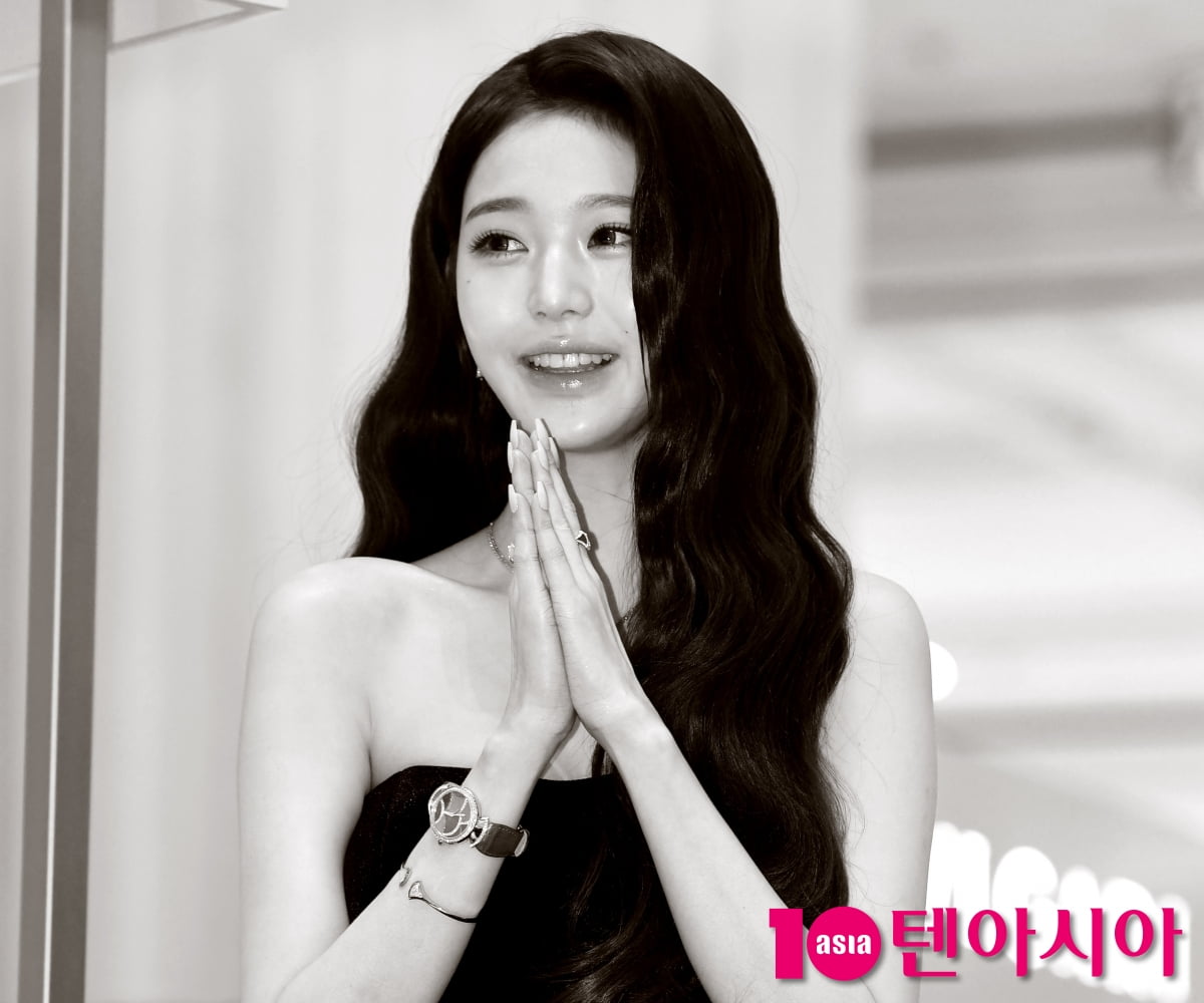 IVE's Jang Wonyoung Shines at Jewelry Brand Pop-Up Event in Seoul