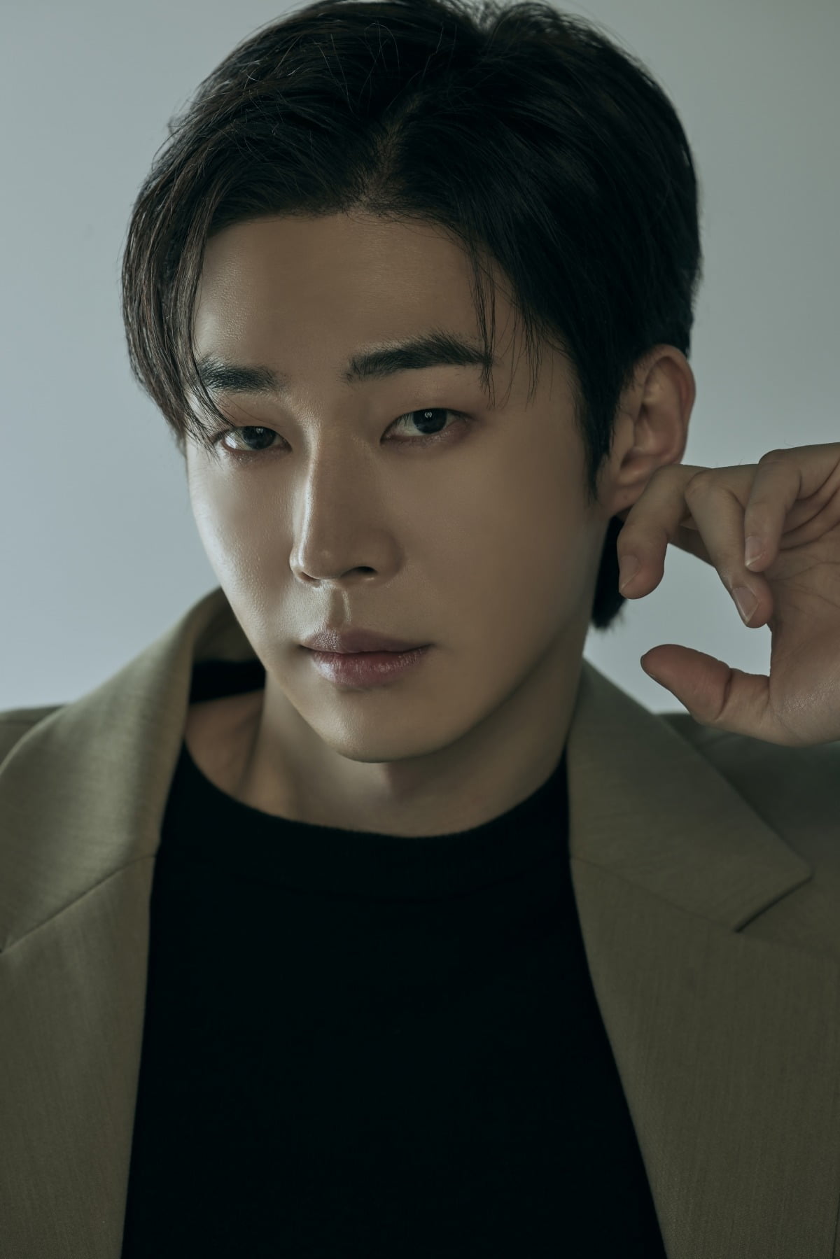 Mu Jin-seong Reflects on 'Typhoon Family' and His Journey as an Actor