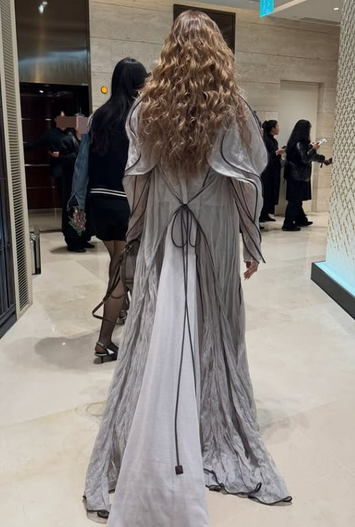 ブラックピンクのリサ、シースルー衣装で注目を集める