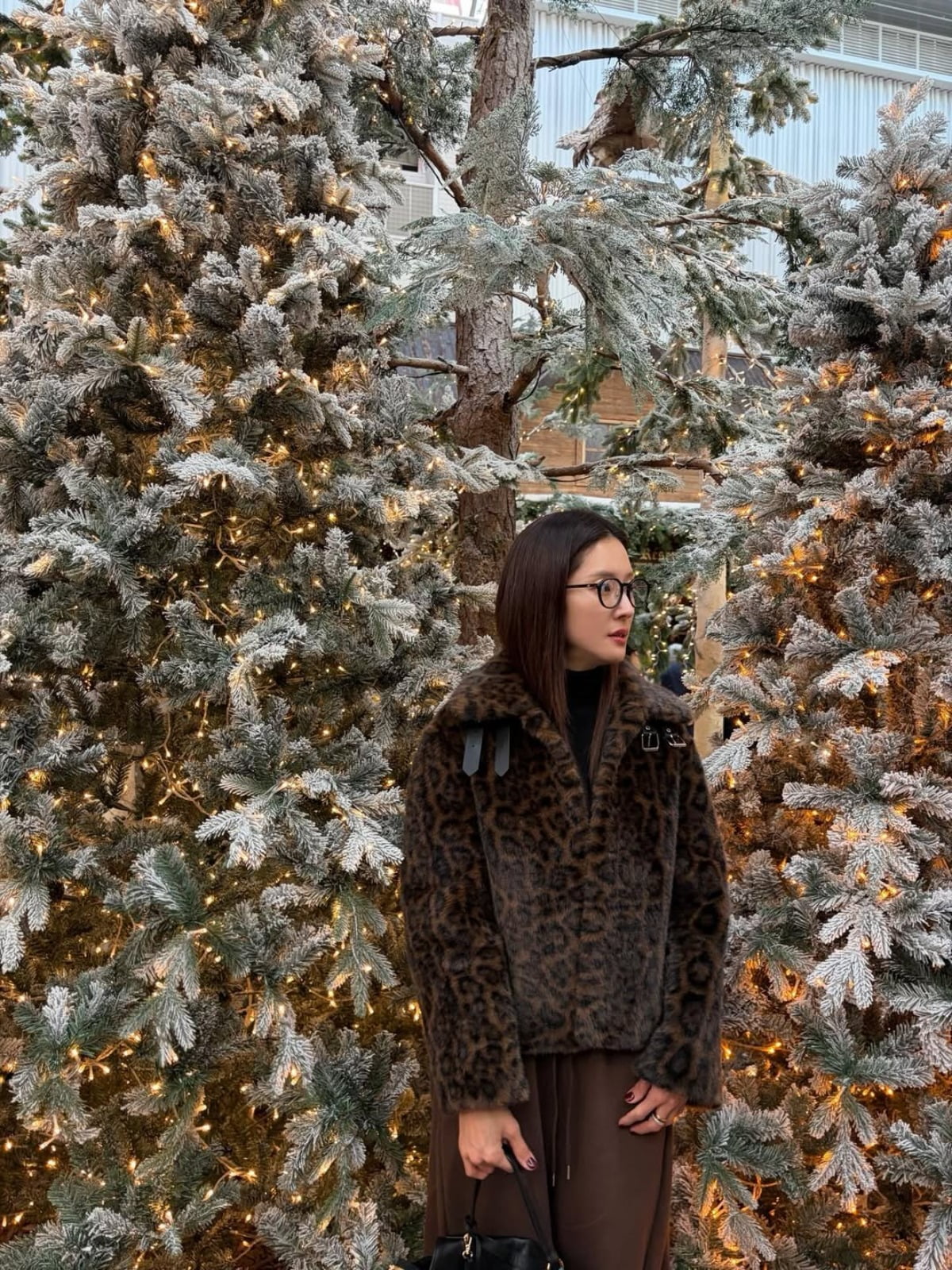Korean Actress Wang Bit-na Shines in Chic Winter Look Amidst Festive Backdrop