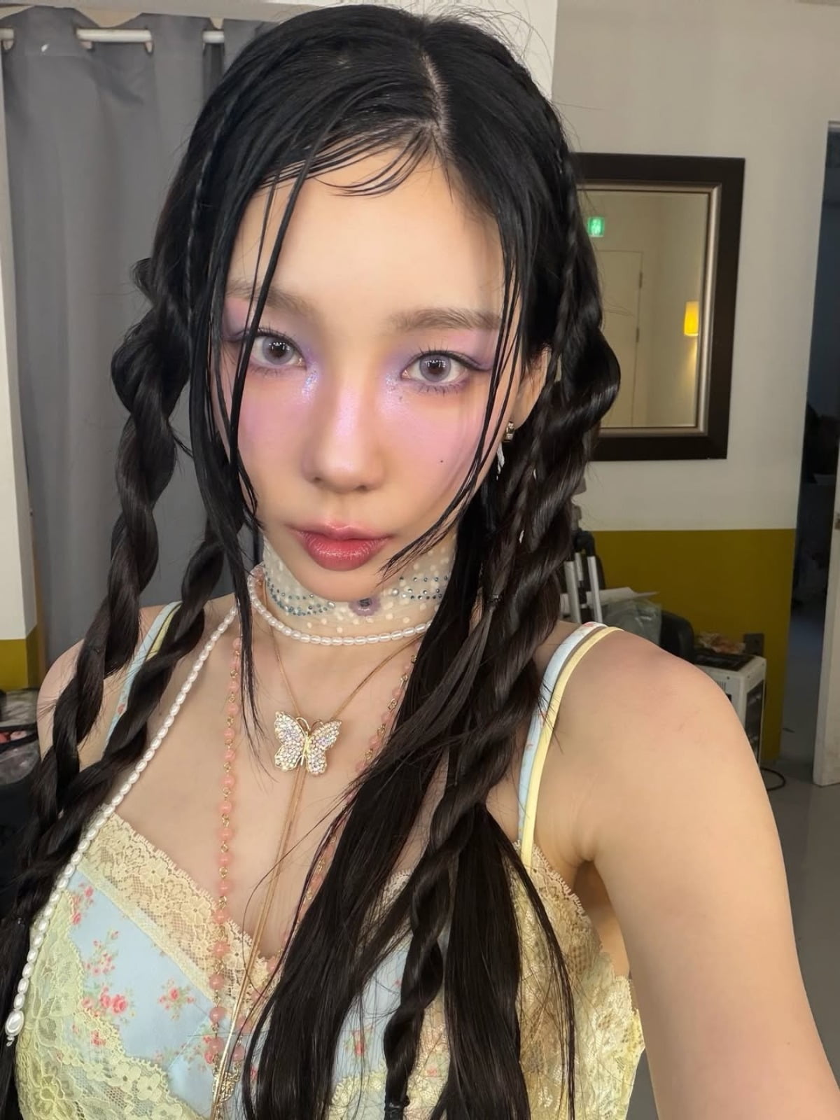 少女時代テヨン、ソロデビュー10周年を記念した新メイクアップでファンを魅了