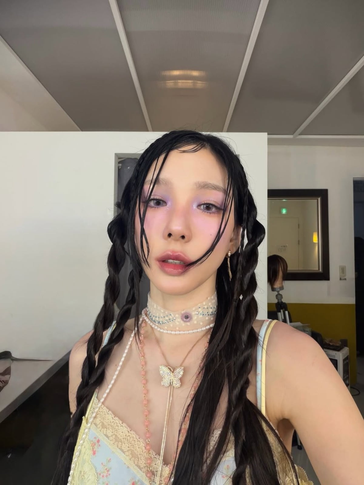 少女時代テヨン、ソロデビュー10周年を記念した新メイクアップでファンを魅了