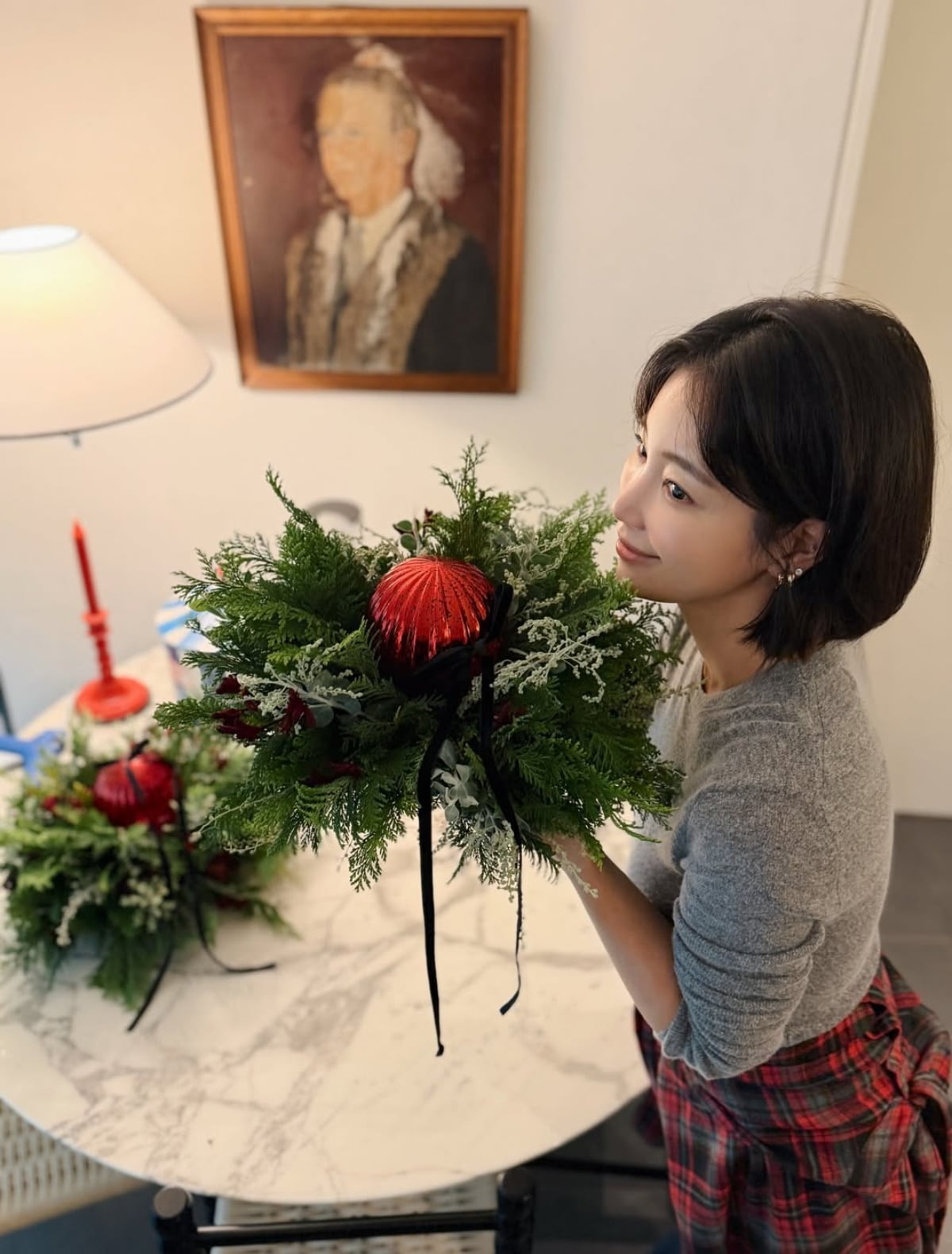 Actress Ki Eun-se Captivates with Her Stunning Beauty and Holiday Spirit