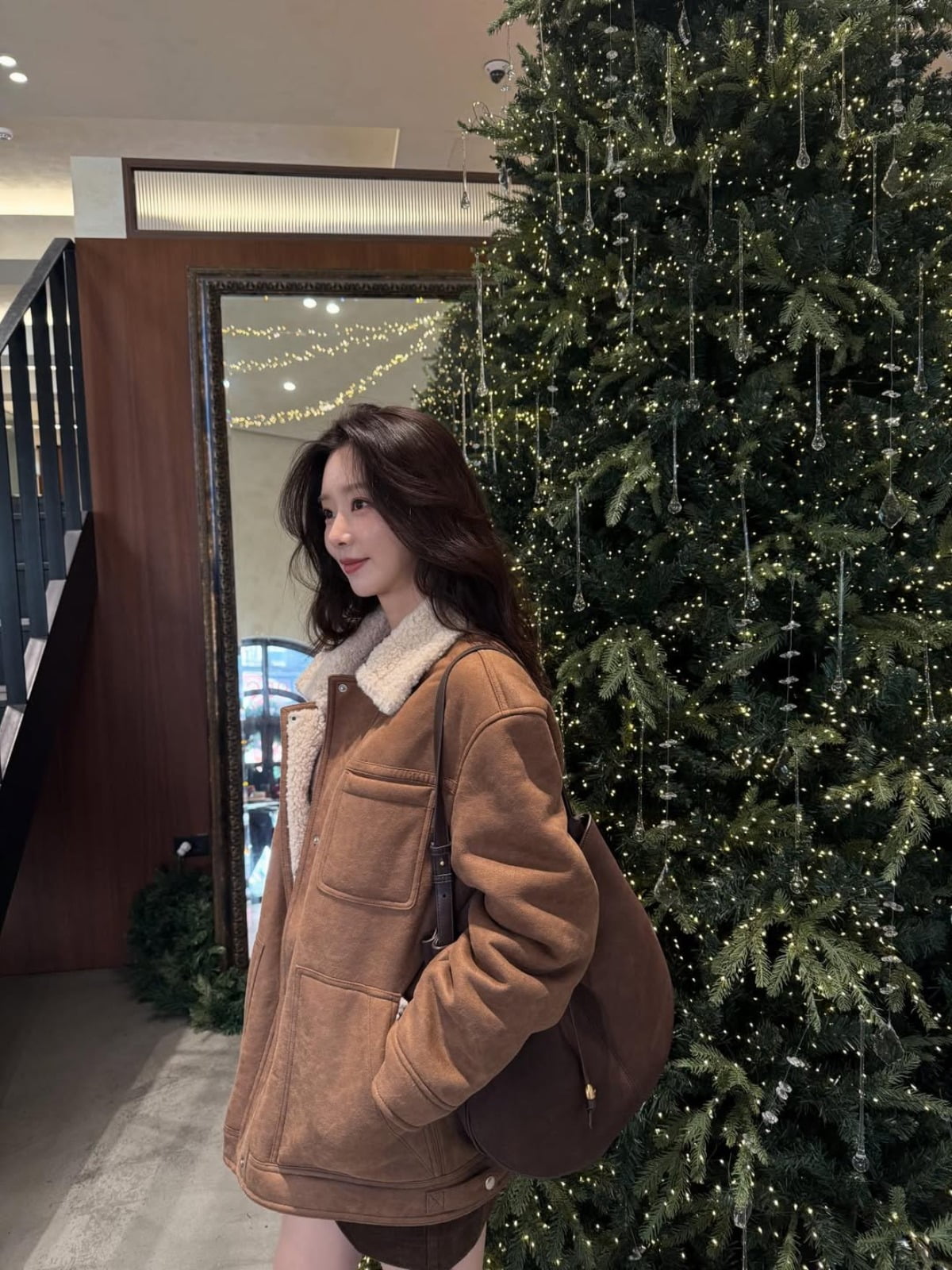Actress Lee Joo-bin Shines in Winter Fashion on Instagram