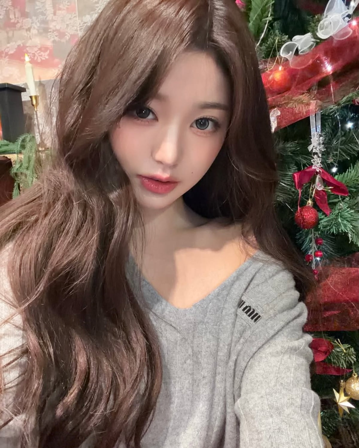 IVEのチャン・ウォニョン、クリスマスツリーの前で女神のような美しさを披露