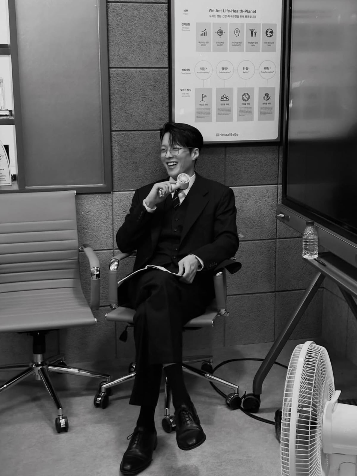 Korean Actor Jang Ki-yong Captivates Fans with Stunning Visuals on Instagram