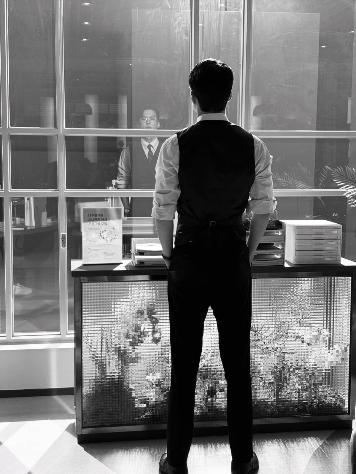 Korean Actor Jang Ki-yong Captivates Fans with Stunning Visuals on Instagram