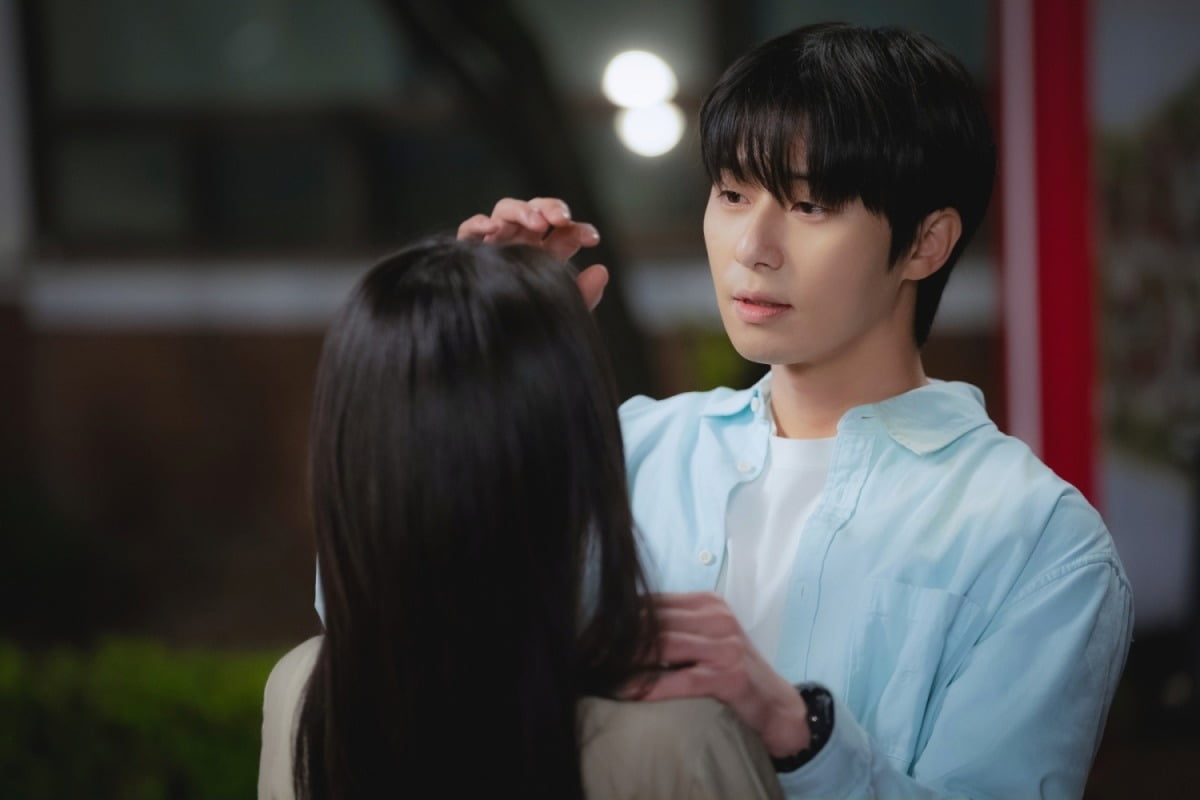 Park Seo-joon Stops Won Ji-an from Leaving in 'Waiting for Kyung-do'