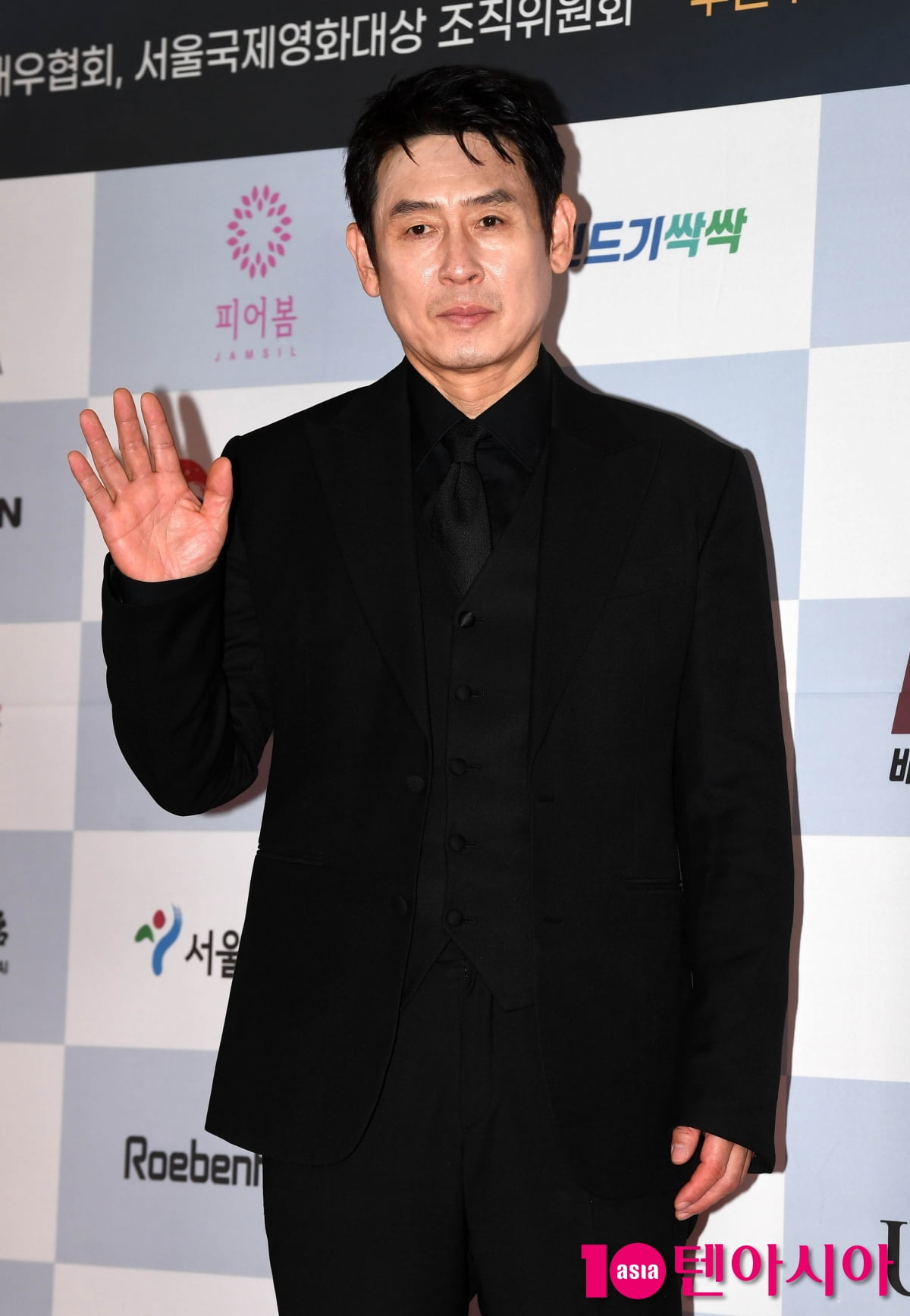 俳優 ソル・ギョング、2025ソウル国際映画賞授賞式に出席