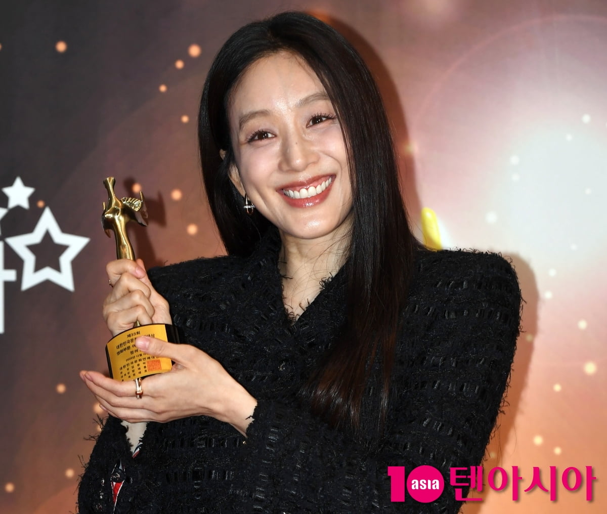 Actress Jung Ryeo-won Shines at the 33rd Korea Culture and Entertainment Awards