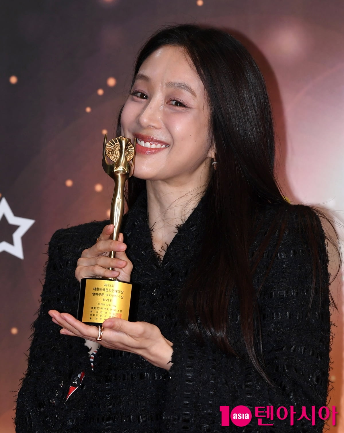 Actress Jung Ryeo-won Shines at the 33rd Korea Culture and Entertainment Awards